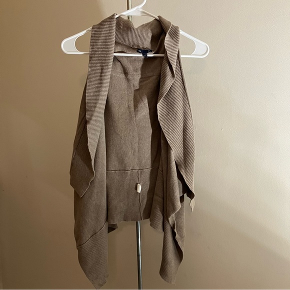 5/$20 Gap tan drape cardigan vest size small - Picture 9 of 9